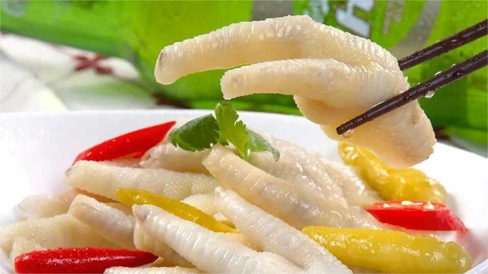 泡椒鳳爪塑料保鮮盒包裝機(jī)：鎖住美味，保鮮每一刻