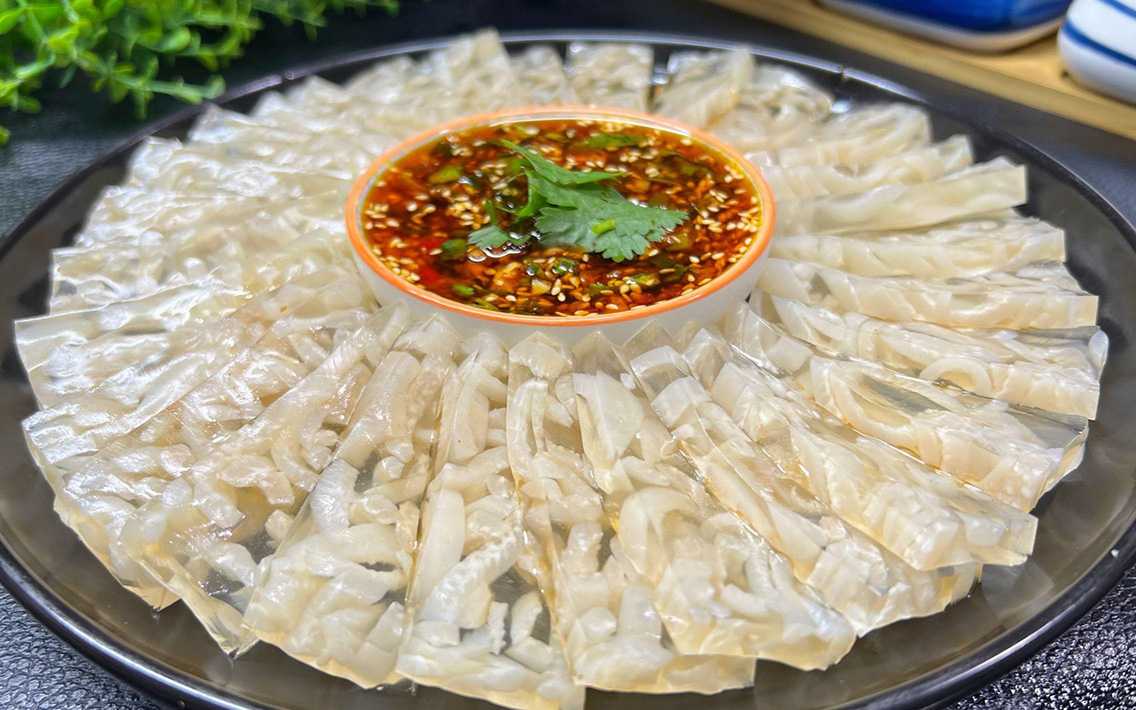 全自動皮凍灌裝封口機，賦能傳統(tǒng)美食規(guī)?；a(chǎn)