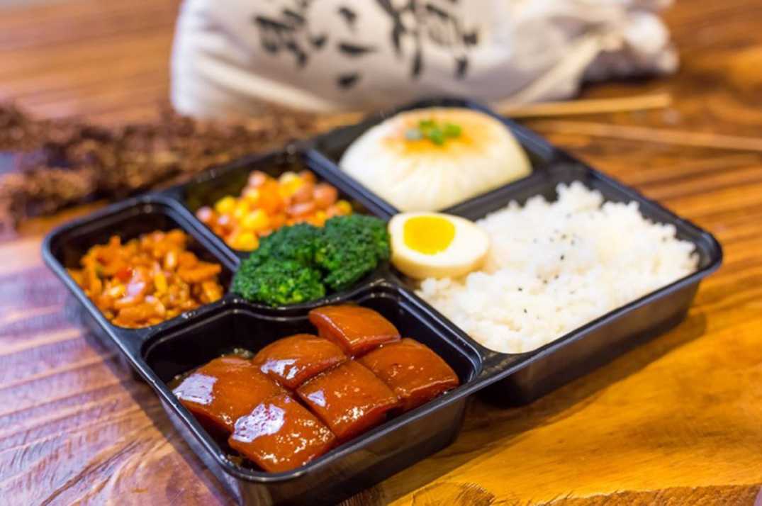 工廠級全自動盒飯封口包裝機：高效封口，鎖鮮增效