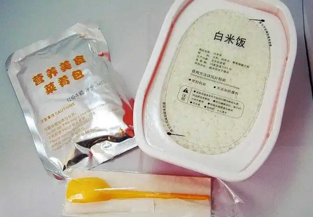 日產(chǎn)10萬份！呂工機(jī)械自動(dòng)米飯包裝機(jī)：灌裝封口殺菌三合一，產(chǎn)能翻倍